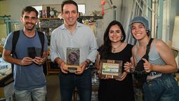 El intendente de Godoy Cruz, Tadeo García Zalazar, junto a los premiados.