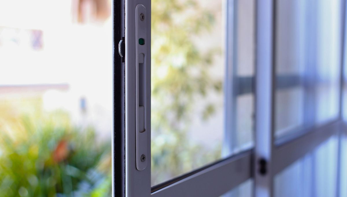 El vinagre ablanda la mugre y los hongos pegados en el marco de la ventana. El vinagre ablanda la mugre y los hongos pegados en el marco de la ventana. 