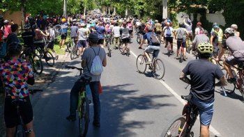 Miles de ciclistas protestaron frente a la casa de Piñera en Chile