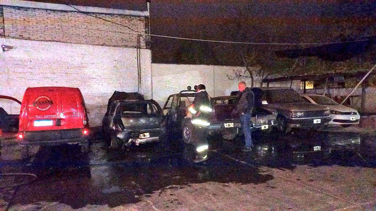 Vecinos dieron aviso al 911 e inmediatamente bomberos y personal policial llegaron al lugar.