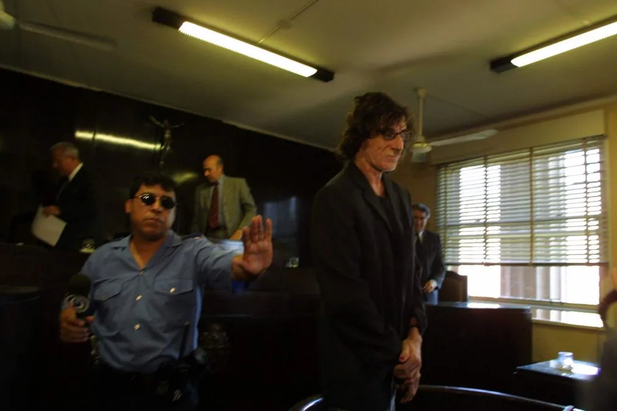 Charly sonrió cundo lo declararon absuelto. Charly sonrió cundo lo declararon absuelto.