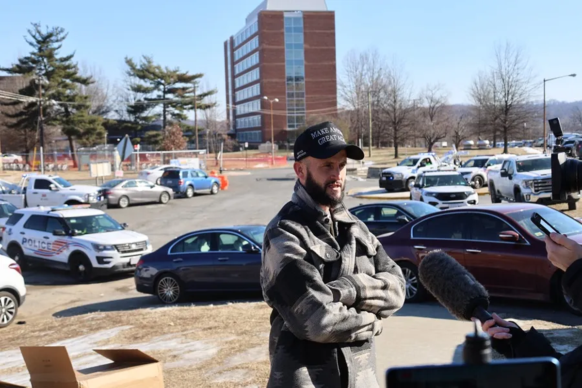 Ryan Wilson uno de los condenados por participar en el asalto al Capitolio del 6 de enero de 2021 habla con los periodistas al salir de prisión. Crédito: EFE/Esteban Capdepon. Ryan Wilson uno de los condenados por participar en el asalto al Capitolio del 6 de enero de 2021 habla con los periodistas al salir de prisión. Crédito: EFE/Esteban Capdepon.