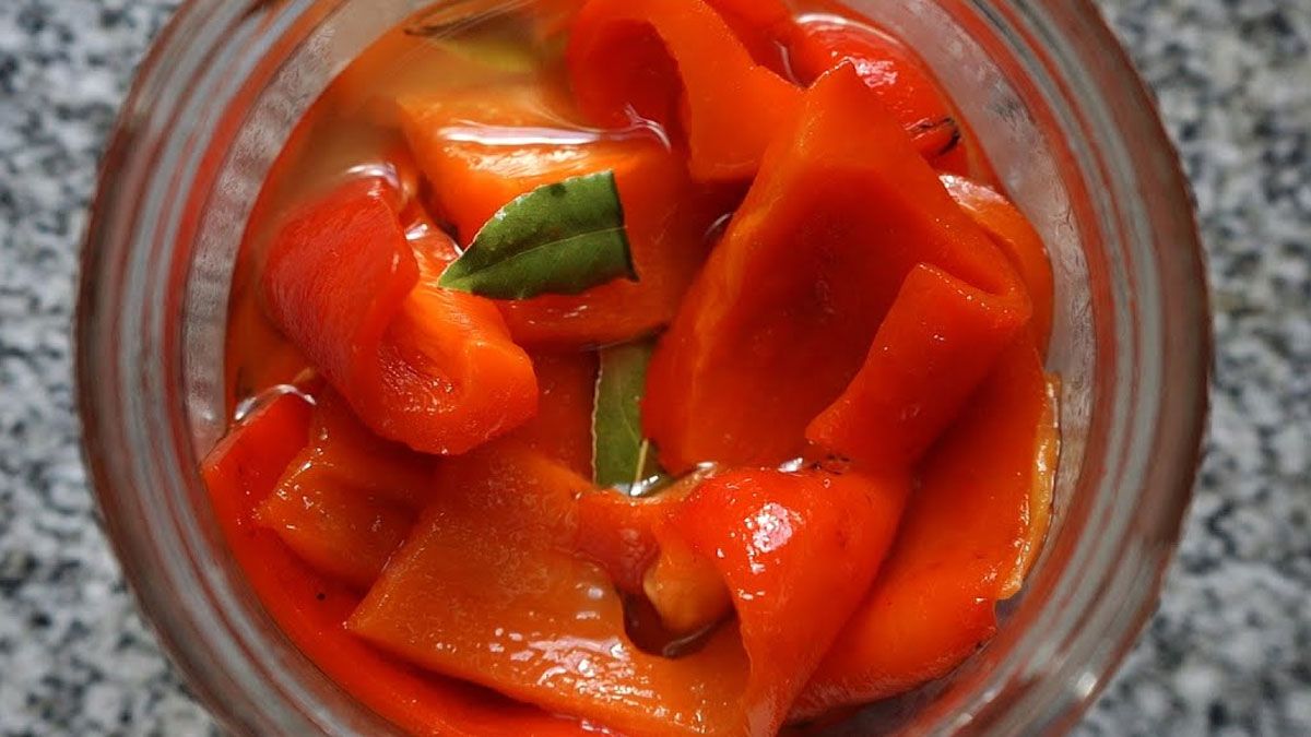 La receta de pimientos en escabeche es fácil de hacer y se elabora con simples ingredientes.