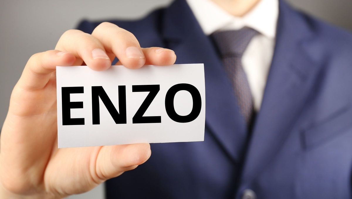 El nombre Enzo es de origen italiano y se considera principalmente un diminutivo de nombres como Lorenzo o Vincenzo, derivado del lat&iacute;n "Laurentius", que significa "coronado con laureles".