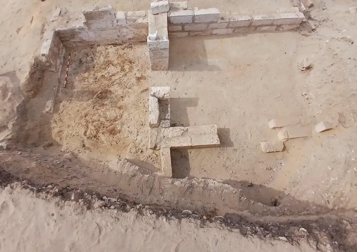 La imagen muestra el sector 22 de la excavación donde ocurrió el importante descubrimiento de la tumba 65 a finales del año 2025. En este sitio, los especialistas en arqueología desenterraron estructuras de piedra que resguardaban los restos de varios individuos, algunos de ellos con decoraciones geométricas y láminas de oro que demuestran la riqueza de las tradiciones funerarias de la época.