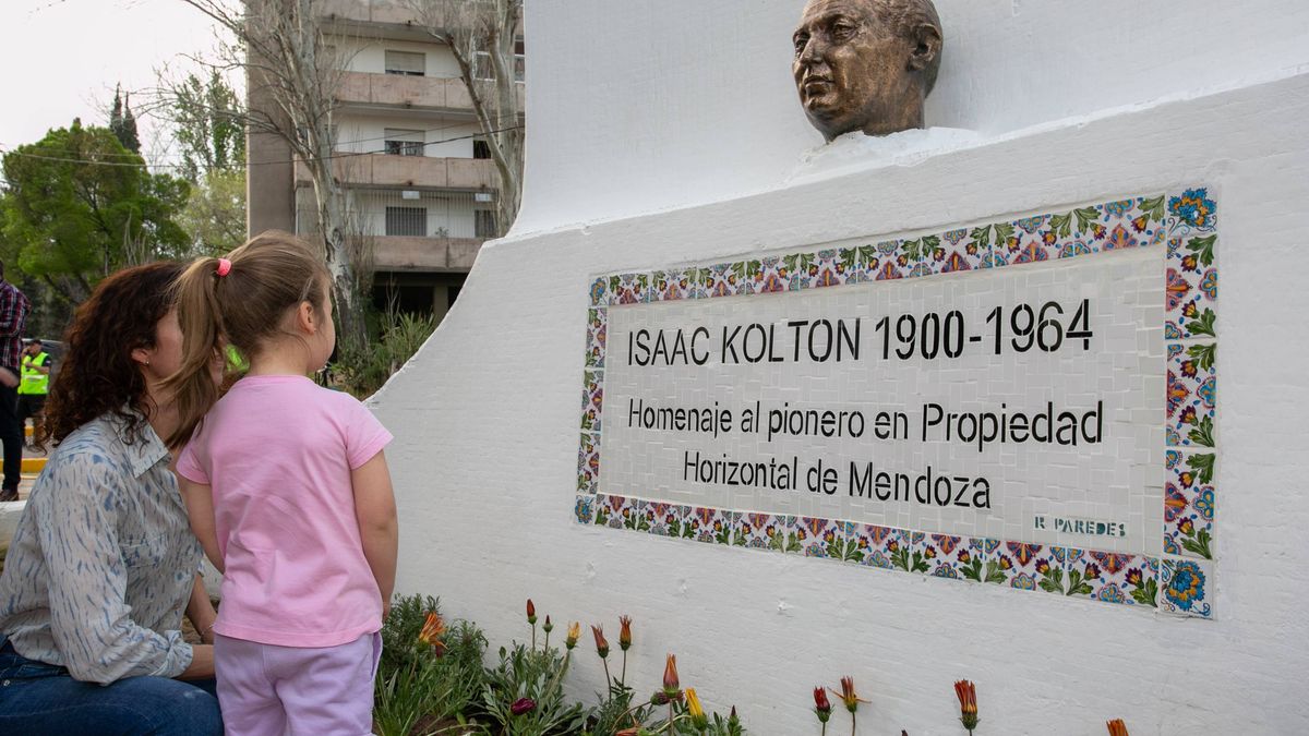 La plazoleta que reinauguró este viernes el intendente de la Ciudad de Mendoza, Ulpiano Suarez. La plazoleta que reinauguró este viernes el intendente de la Ciudad de Mendoza, Ulpiano Suarez.