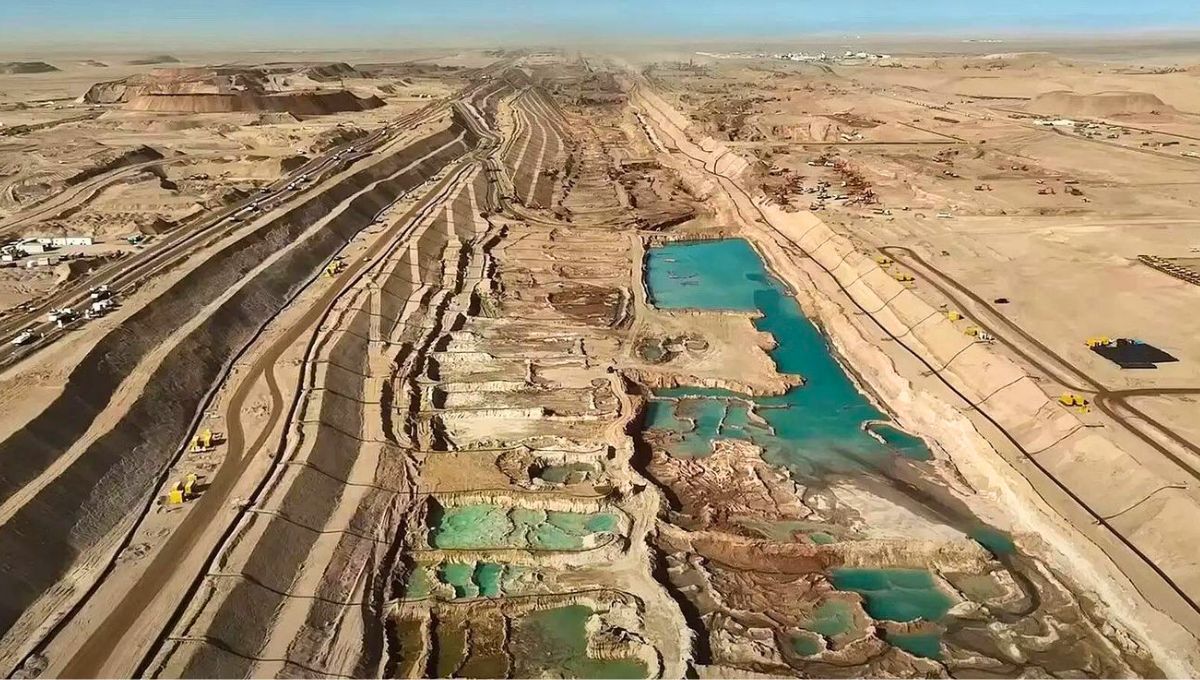 La ciudad se extiende como una línea recta, creando un entorno que prioriza a las personas y la naturaleza