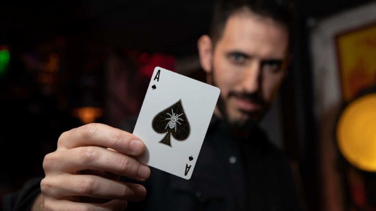 Adrián LAcroix, uno de los ilusionistas más respetados de Argentina. Adrián LAcroix, uno de los ilusionistas más respetados de Argentina.