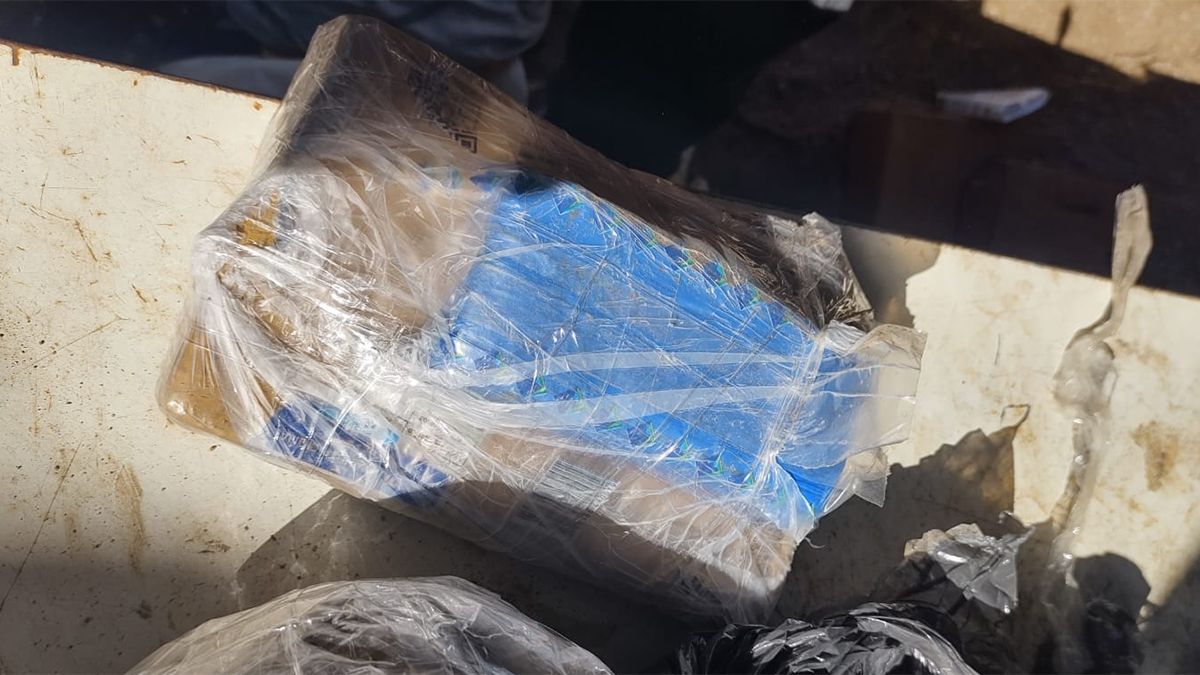 Ladrillos de marihuana secuestrado en una de las viviendas requisadas en el barrio Santa Teresita.