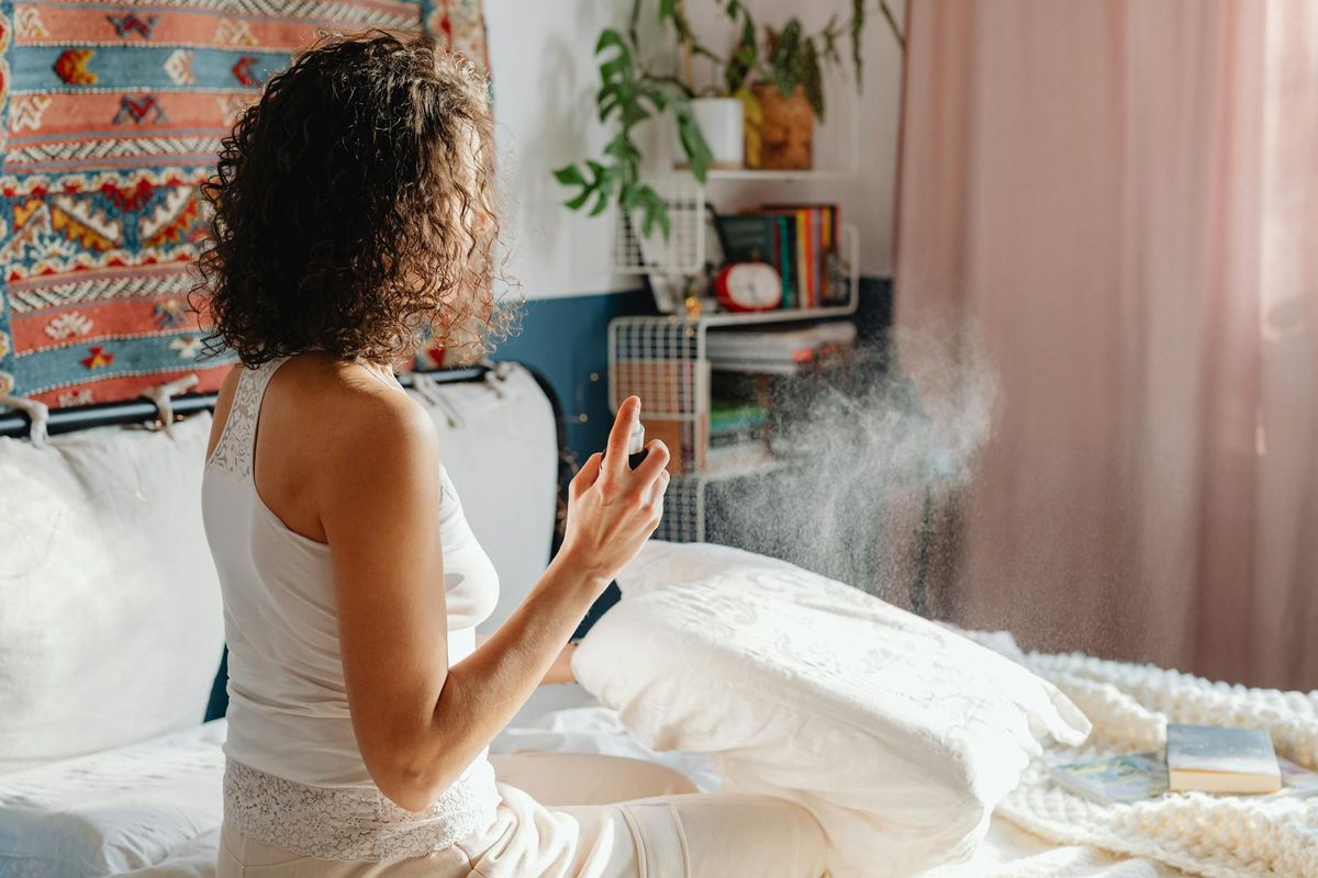 Puedes rociar zonas estratégicas como la entrada, tu habitación, el baño, y más. Imagen: Pexels. Puedes rociar zonas estratégicas como la entrada, tu habitación, el baño, y más. Imagen: Pexels.