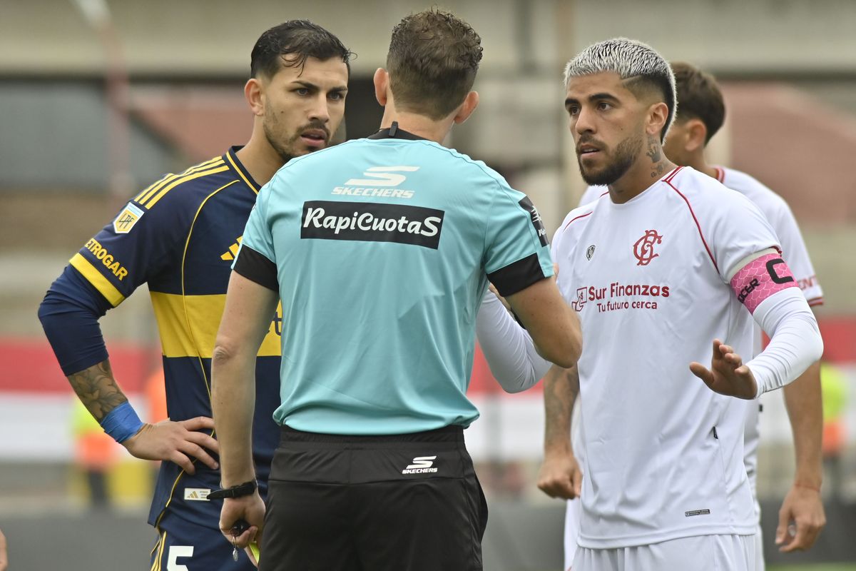 Nicolás Lamolina expulsó al hijo de Chiquita Tapia a los 13 minutos del primer tiempo.