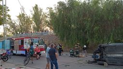 La víctima del accidente fue sacada del auto por los Bomberos y trasladada en ambulancia al Hospital Central. La víctima del accidente fue sacada del auto por los Bomberos y trasladada en ambulancia al Hospital Central.