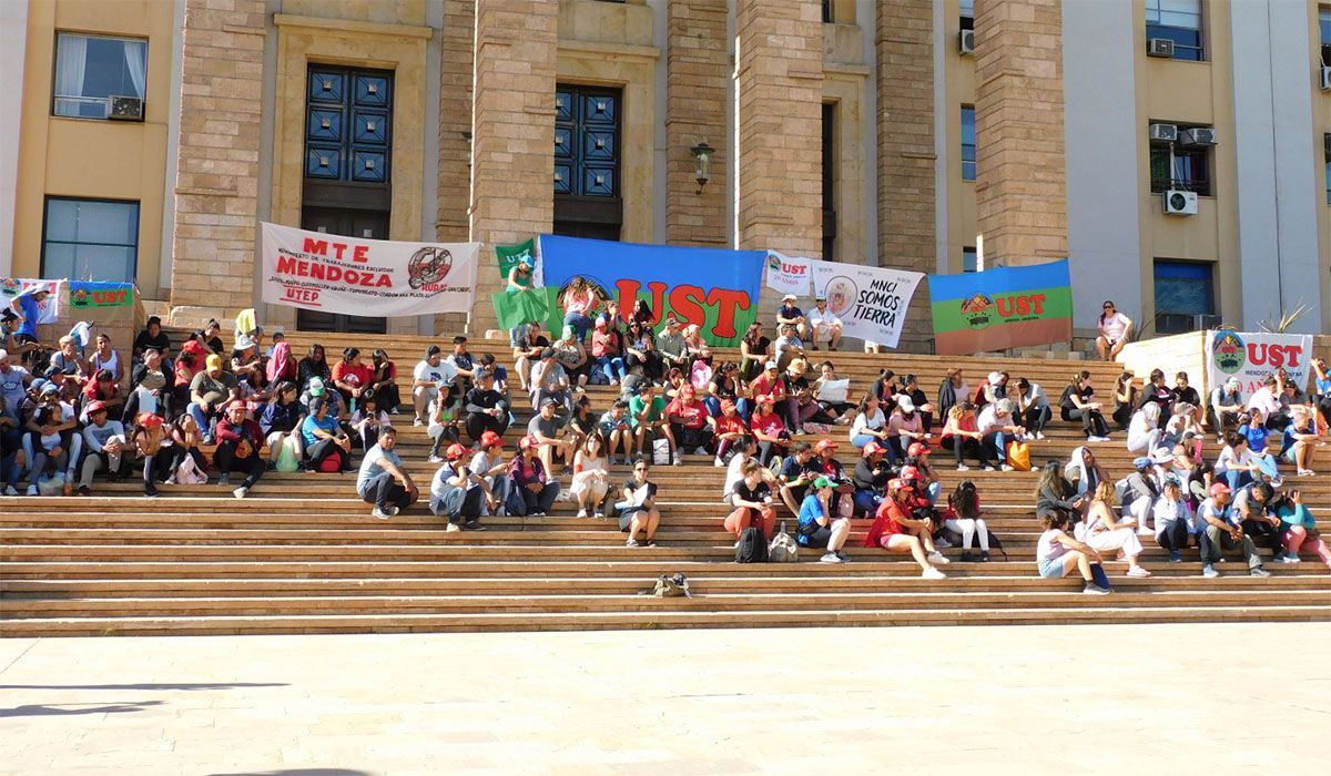 Con una clase pública en Casa de Gobierno, estudiantes y dirigentes reclamaron por el cierre de la Escuela Campesina de Agroecología que funciona hace 11 años en Lavalle.