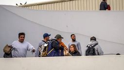 Migrantes deportados son llevados a albergues en el puerto de El Chaparral, en Tijuana en México. Crédito: EFE/ Joebeth Terríquez.