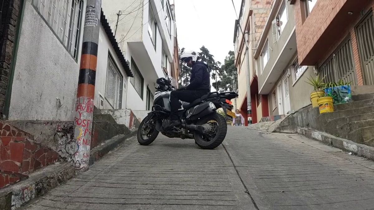 Frenar con tu moto en una pendiente puede ser complicado. Frenar con tu moto en una pendiente puede ser complicado.