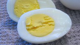 El huevo duro cambia de aspecto cuando se lo cocina más de la cuenta.
