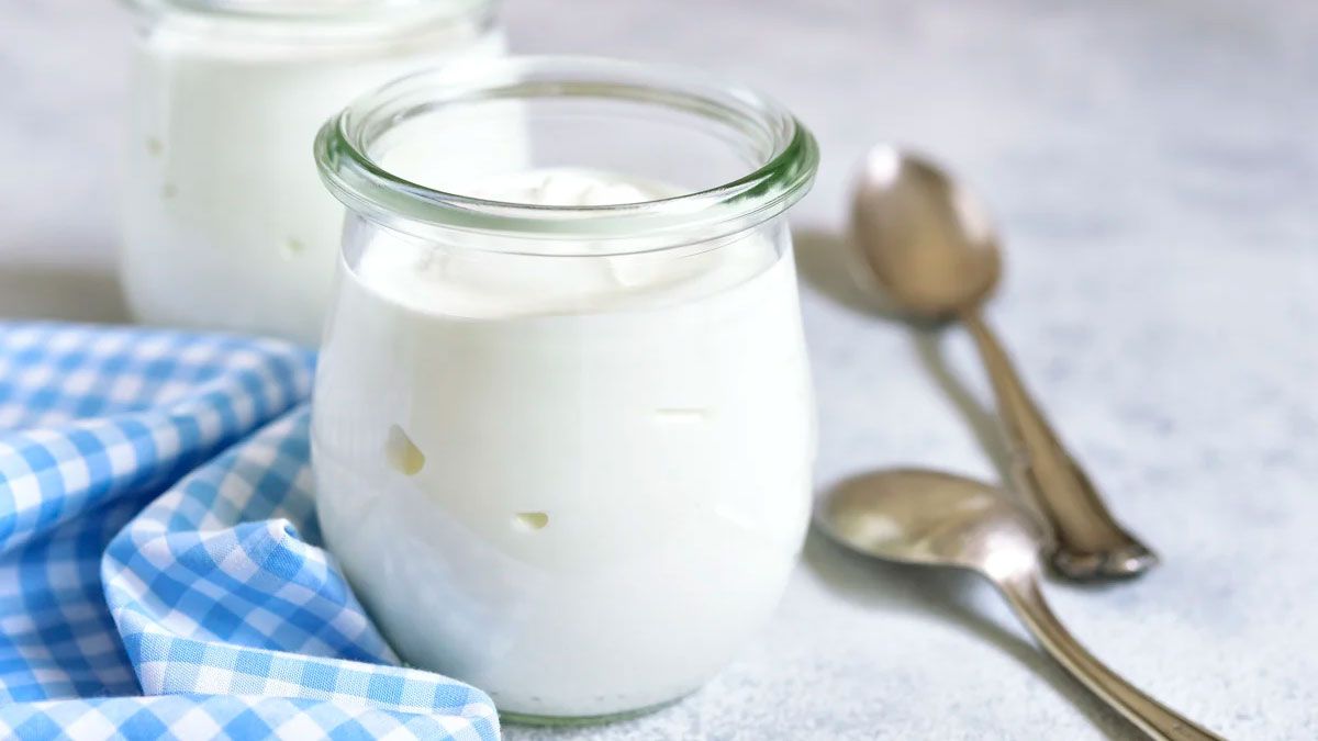 El proceso de hacer yogur en casa es muy sencillo.