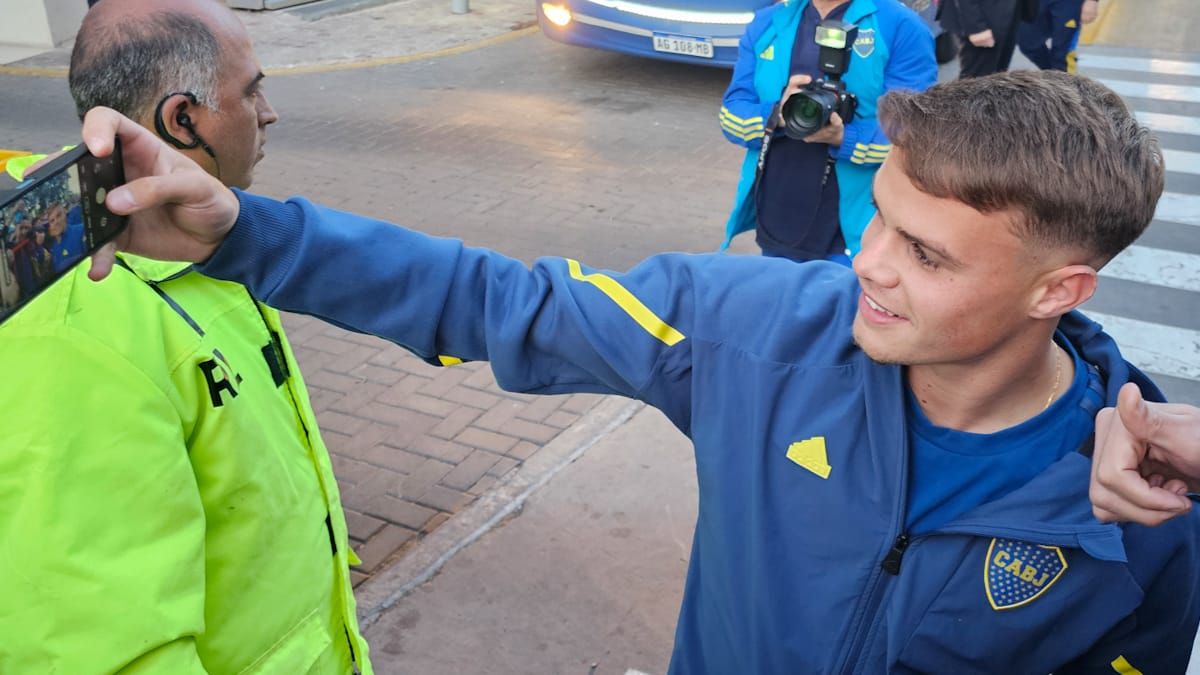 Miramón respondió sonriente a los pedidos de los hinchas. Miramón respondió sonriente a los pedidos de los hinchas.