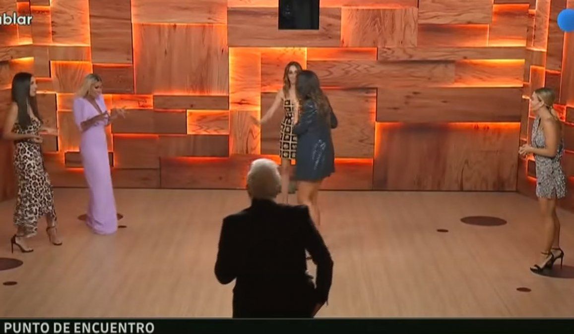 Florencia Peña hizo reir a todas las invitadas de PH Podemos Hablar al revelar su talento sexual oculto. Andy Kusnetzoff la tuvo que frenar