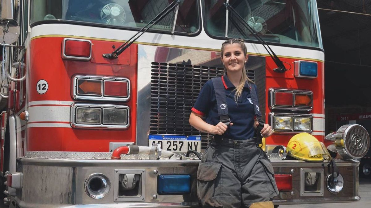 Agustina Amor es bombera voluntaria de Maipú. Agustina Amor es bombera voluntaria de Maipú.