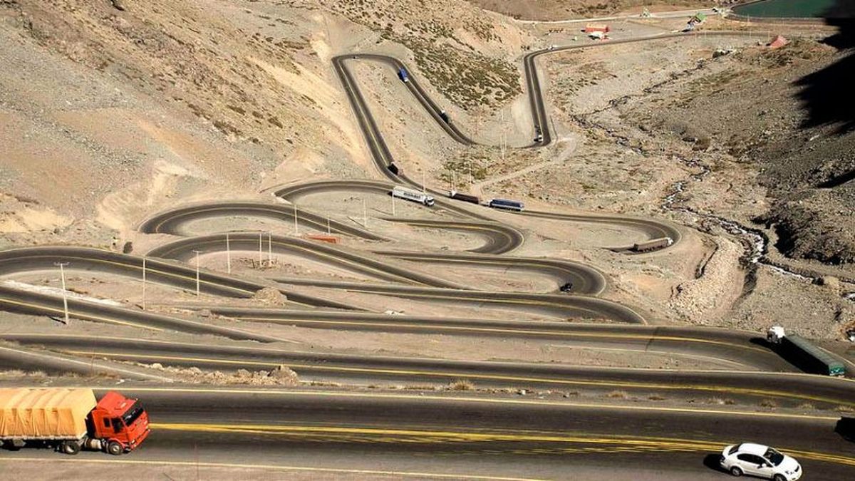 El chofer paraguayo volcó en la curva 0 de los Caracoles de Chile y murió. El chofer paraguayo volcó en la curva 0 de los Caracoles de Chile y murió.