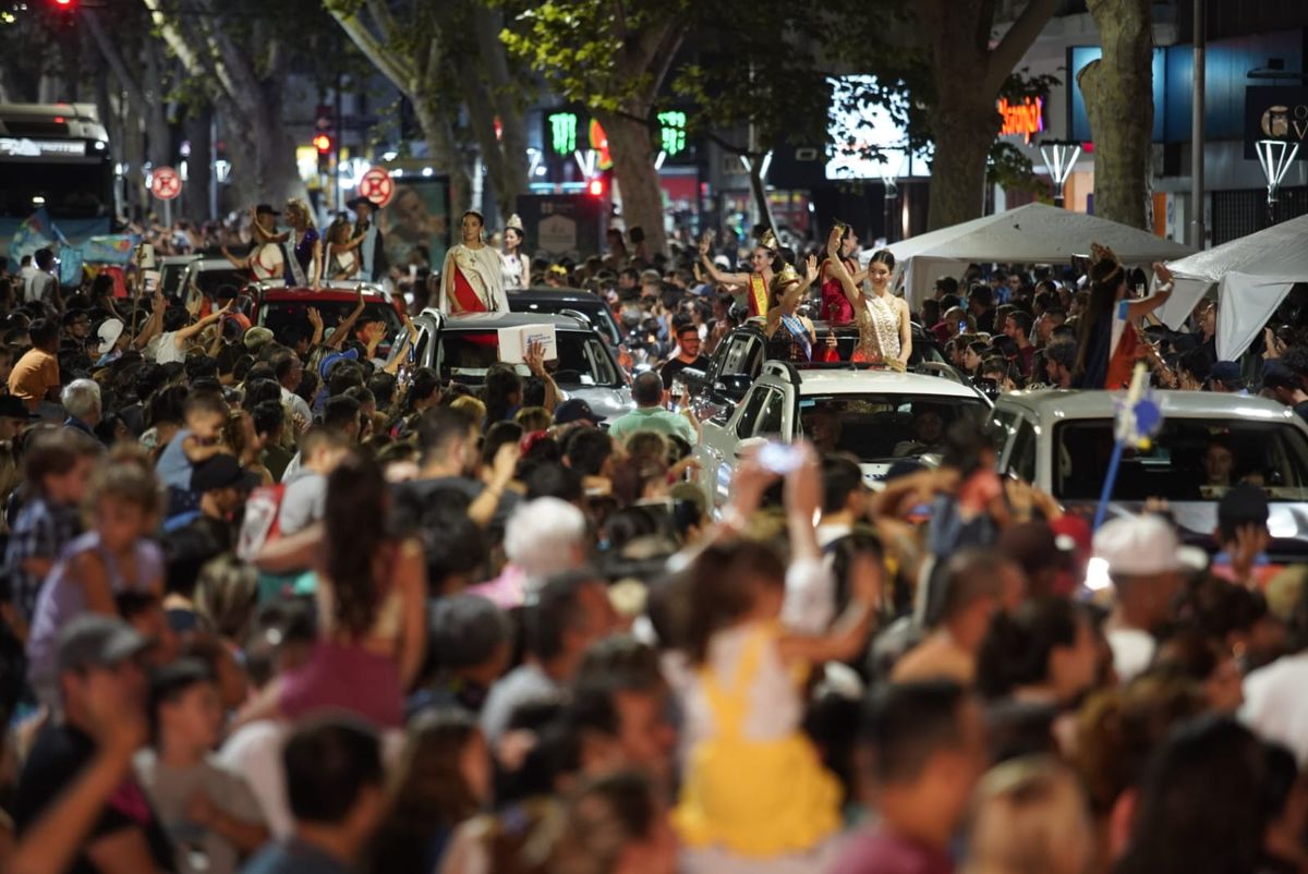 Una multitud copó las calles céntricas.