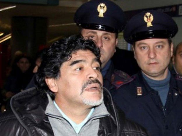 ¡Otra vez sopa! Maradona le pegó una patada a un reportero gráfico