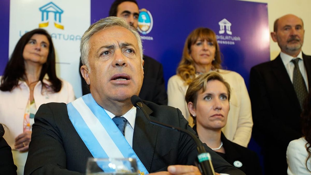 Alfredo Cornejo durante la conferencia de prensa después de su discurso en la Legislatura.