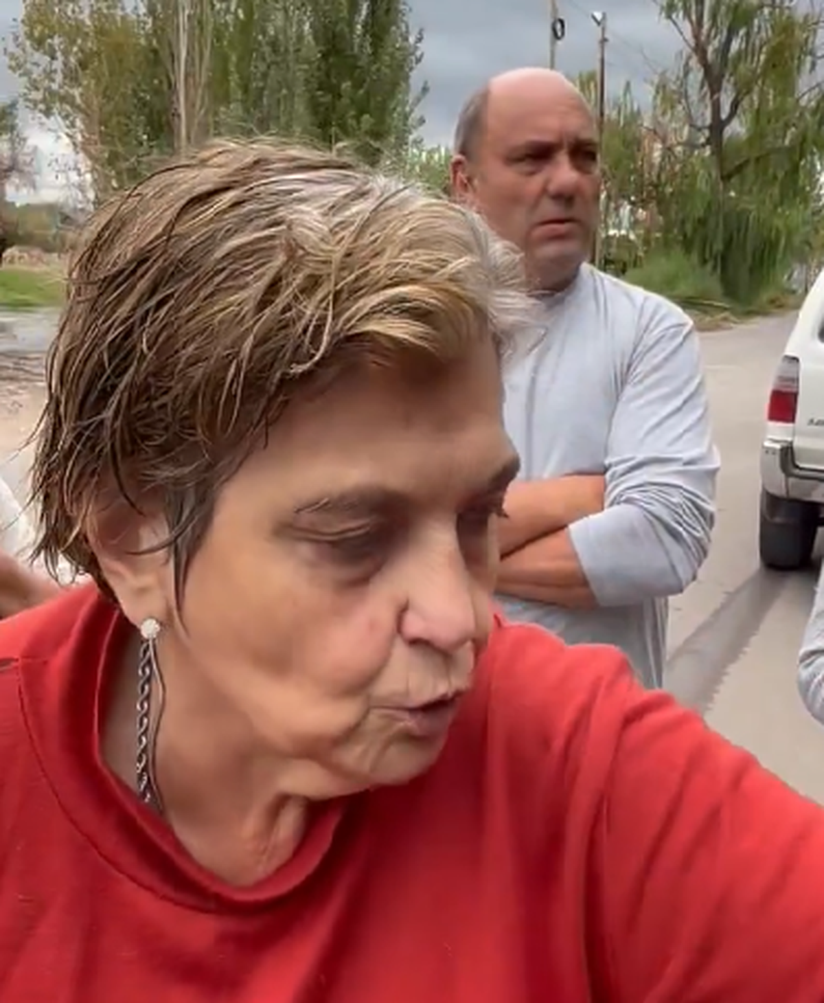 Enojo e impotencia de los vecinos de Los Corralitos tapados de aguas contaminadas por el desborde de cloacas. Enojo e impotencia de los vecinos de Los Corralitos tapados de aguas contaminadas por el desborde de cloacas.