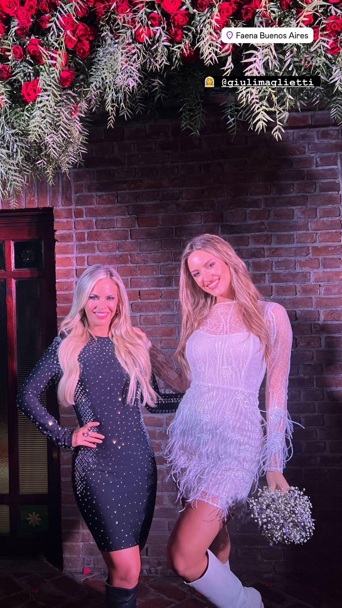 Alejandra Maglietti paraliza el casamiento de su hermano: mini vestido al ras, XS y ultra shiny. Alejandra Maglietti paraliza el casamiento de su hermano: mini vestido al ras, XS y ultra shiny.