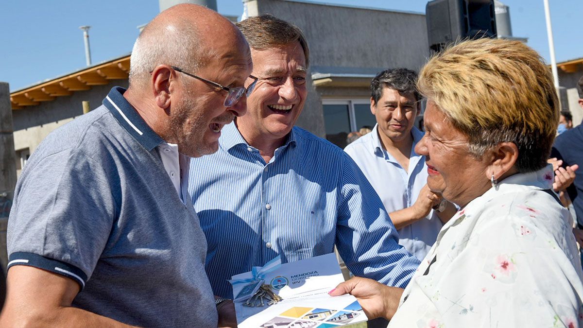 El intendente de Guaymallén, Marcelino Iglesias y el gobernador Rodolfo Suarez durante el acto de adjudicación de las viviendas que había arrancado la organización Tupac Amaru.
