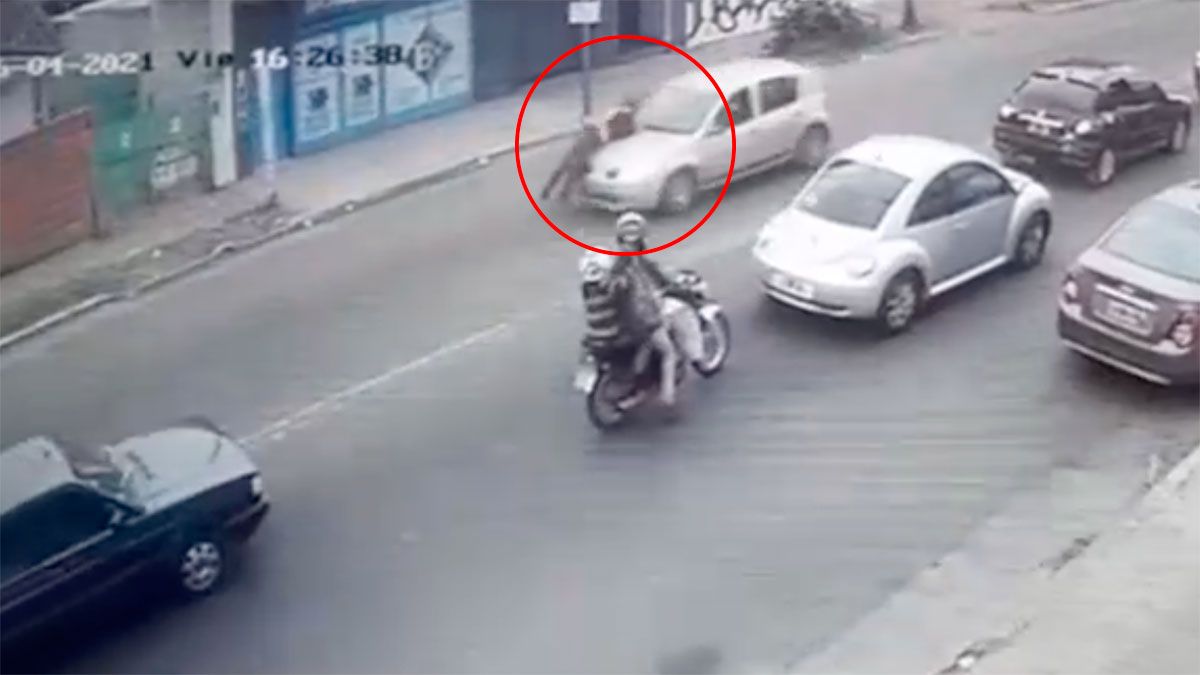 Agente de tránsito fue atropellado y arrastrado