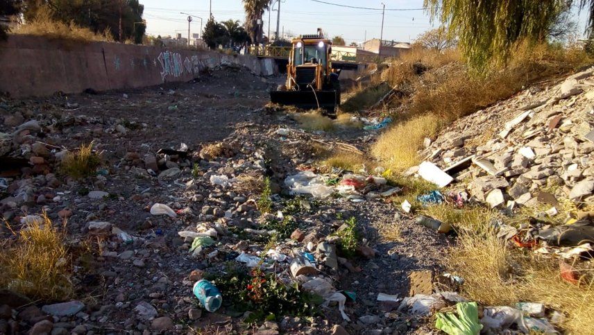 Retiran camionadas de basura del colector aluvional del Infanta en Las Heras