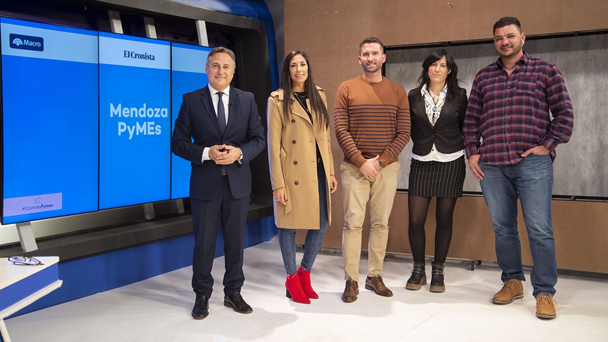 El periodista Carlos Hernández, Sabrina Salvi, gerenta Comercial de Grupo América Cuyo, y los participantes del panel