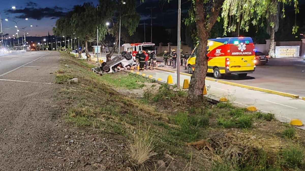 En el lugar del accidente en Maipú trabajaron policías y bomberos. En el lugar del accidente en Maipú trabajaron policías y bomberos.