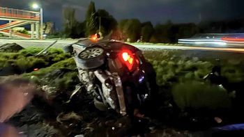 Un hombre protagonizó un accidente en el Acceso Este donde volcó y terminó con múltiples heridas Un hombre protagonizó un accidente en el Acceso Este donde volcó y terminó con múltiples heridas