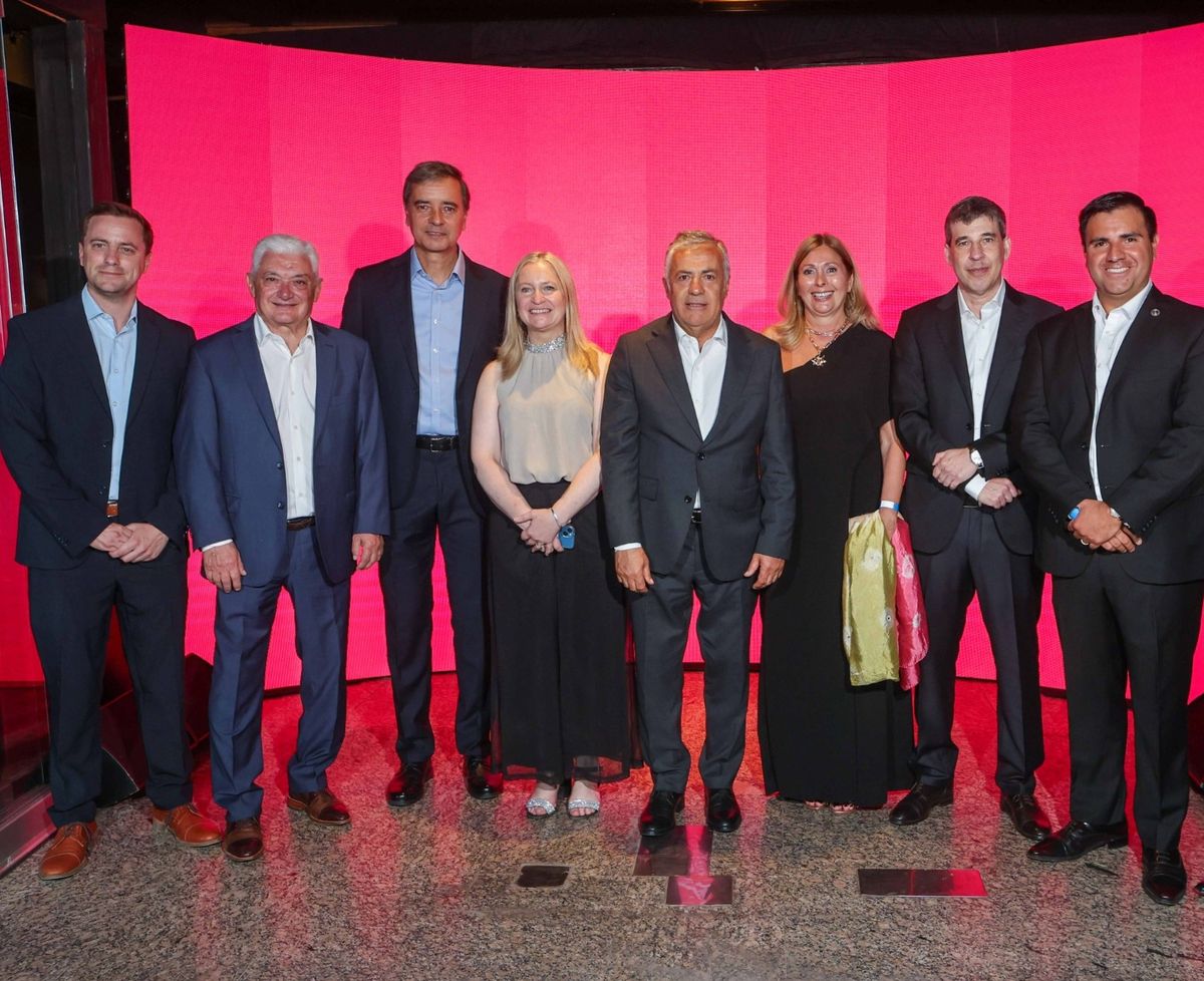 De izquierda a derecha: Federico Pernuzzi, gerente zonal de SANCOR SEGUROS, Alfredo Panella, consejero Zonal de SANCOR SEGUROS, Carlos Casto, presidente de SANCOR SEGUROS, Hebe Casado, Vicegobernadora de la provincia de Mendoza, Alfredo Cornejo, Gobernador de la provincia de Mendoza, María Victoria Szychowski, presidente de Prevención ART, Alejandro Simón, CEO de Grupo SANCOR SEGUROS, Francisco Cruz, consejero zonal de SANCOR SEGUROS.