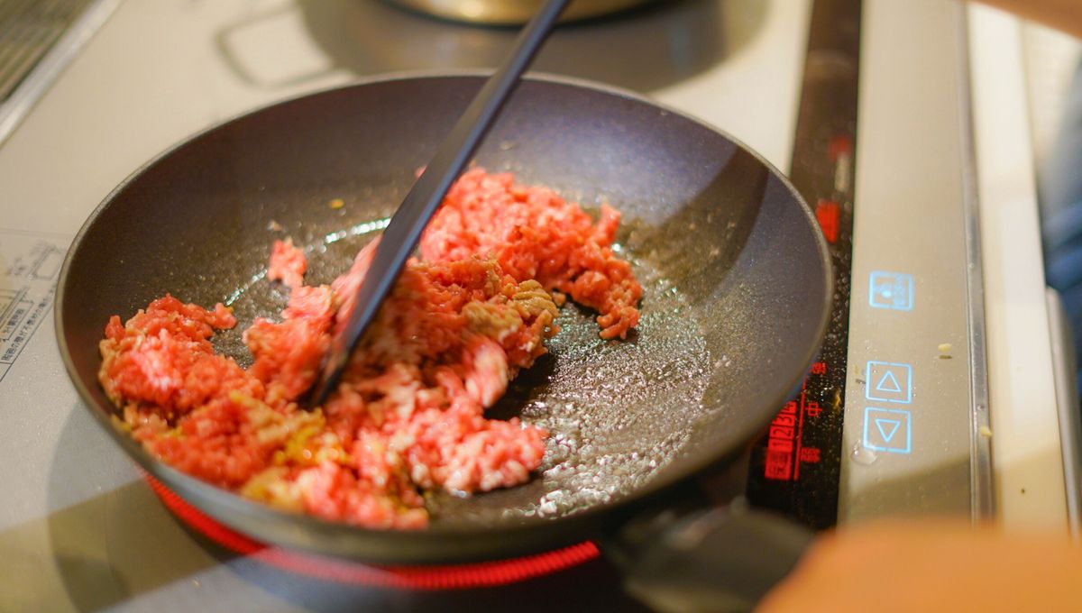 Una carne de color marrón con jugo transparente es una buena señal. Una carne de color marrón con jugo transparente es una buena señal.