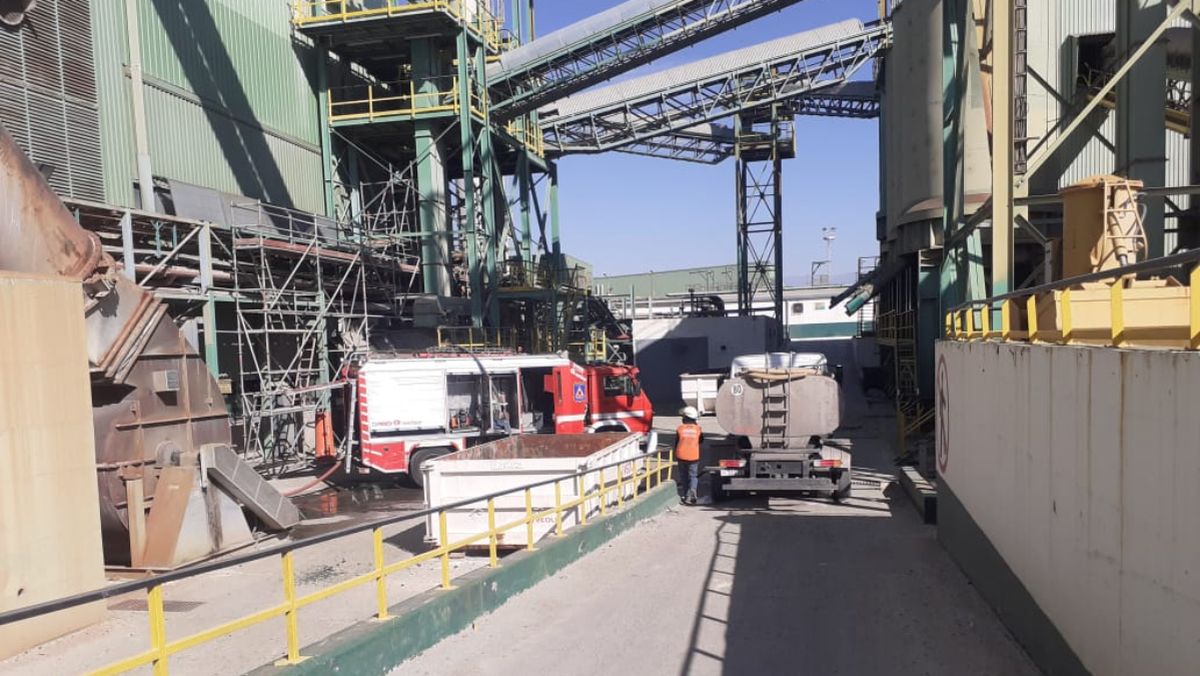 Los bomberos del Cuartel Central, y los voluntarios de Guaymallén y Godoy Cruz fueron apoyados por camiones tanques de la Municipalidad de Guaymallén.