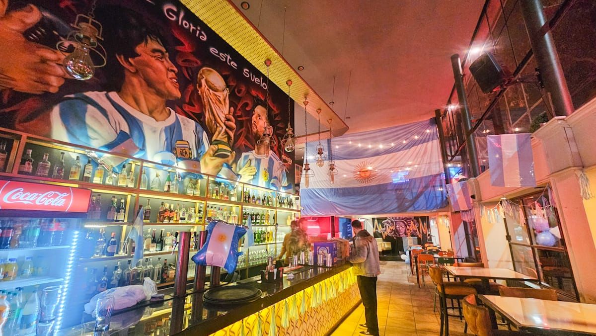 Los colores celeste y blanco copan los decorados de los bares de la calle Arístides. Los colores celeste y blanco copan los decorados de los bares de la calle Arístides.