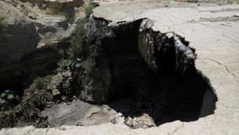 ¡Se lo tragó la tierra! Un auto cayó adentro de un pozo