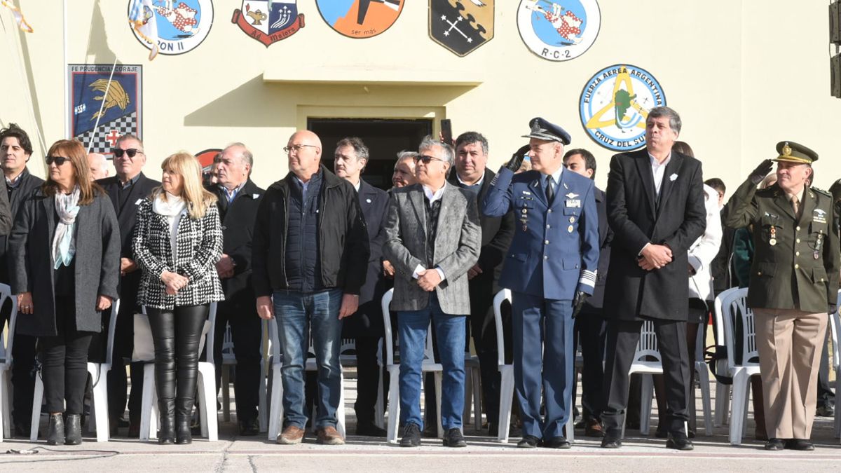 El más alto de la fila es Daniel Orozco, aquí en el acto de promesa de la bandera en la IV Brigada Aérea.
