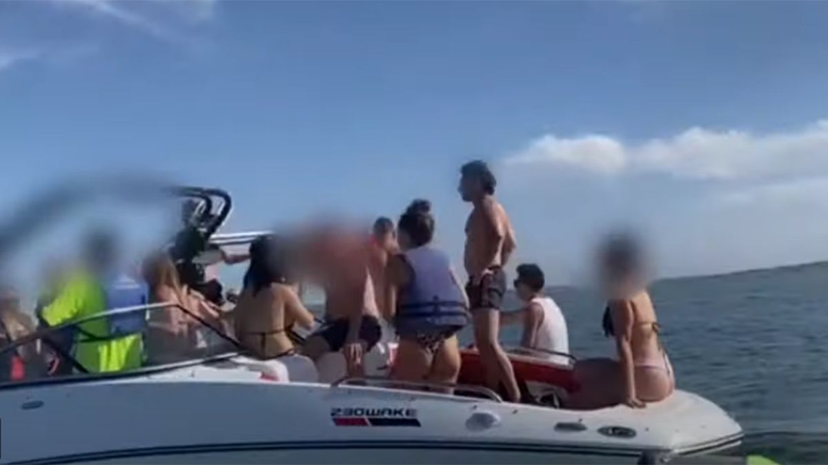 Una de las lanchas atestadas de jóvenes que participaron del festejo en El Carrizal. La Justicia ya tiene apuntados a varios de los participantes. Una más de las fiestas clandestinas.