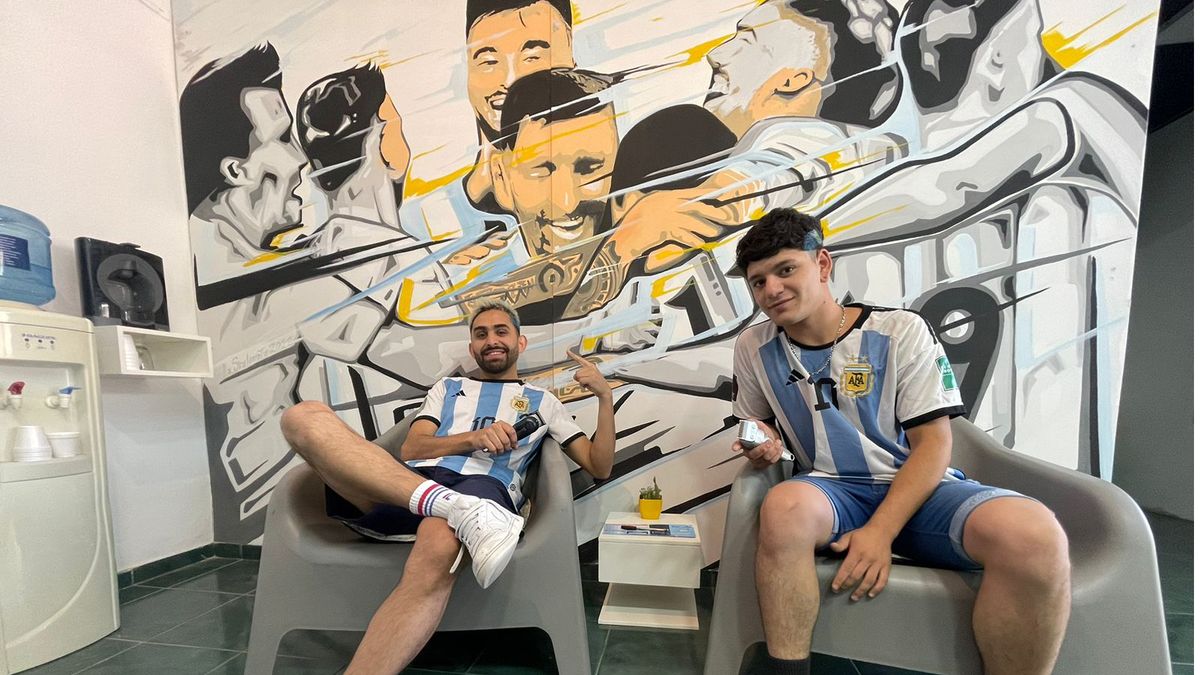 Pasión por la Scaloneta a full. Así lo demuestra orgulloso Darío Rodríguez, dueño de la peluquería El Barba, donde hizo pintar un mural alusivo a la selección argentina