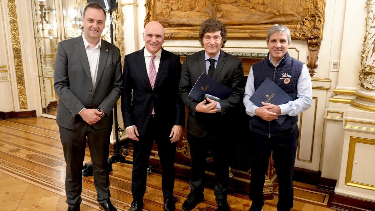 Backstage del Presupuesto 2026. Manuel Adorni, José Luis Espert, Javier Milei y Luis Caputo. Cuatro rostros fundamentales de la administración libertaria en Argentina.