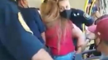 Video: una mujer se negó a usar barbijo en el micro y terminó presa