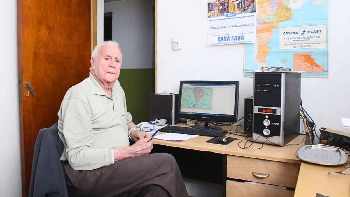 Luis Nilo González en su casa-estudio con la meteorología como forma de vida y aprendizaje. Luis Nilo González en su casa-estudio con la meteorología como forma de vida y aprendizaje.