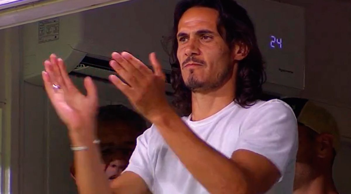 Cavani alentó a sus compañeros desde un palco de la Bombonera.