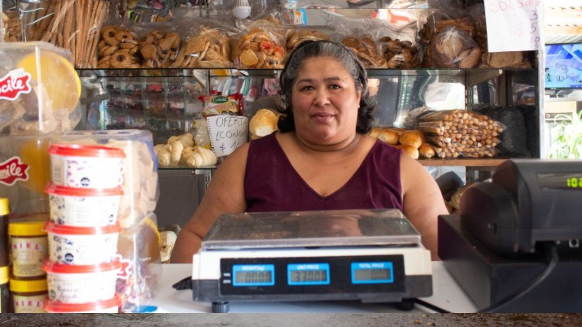 Graciela Colmán, propietaria de la única gasolinera local en Piedra Sola, dice que la gente no ha sido plenamente informada sobre los detalles de la planta de hidrógeno y teme que pueda afectar al acuífero Guaraní (Foto: Ramiro Barreiro / Diálogo Chino) Graciela Colmán, propietaria de la única gasolinera local en Piedra Sola, dice que la gente no ha sido plenamente informada sobre los detalles de la planta de hidrógeno y teme que pueda afectar al acuífero Guaraní (Foto: Ramiro Barreiro / Diálogo Chino)