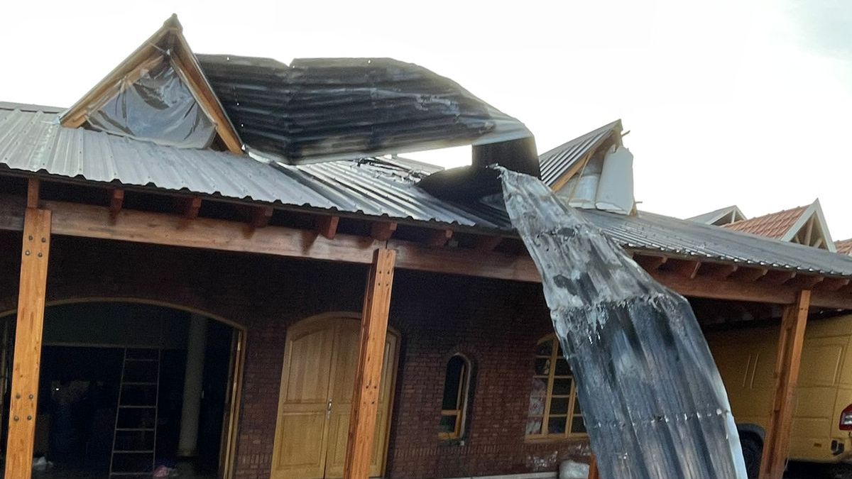 Dotaciones de bomberos del Cuartel Central de la Policía y Voluntarios de Guaymallén y Godoy Cruz trabajaron más de una hora y media. Dotaciones de bomberos del Cuartel Central de la Policía y Voluntarios de Guaymallén y Godoy Cruz trabajaron más de una hora y media.